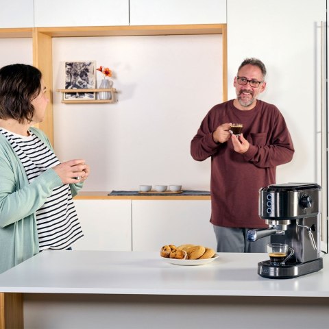 Kolbowy ekspres do kawy Black+Decker BXCO1350E