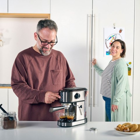 Kolbowy ekspres do kawy Black+Decker BXCO1350E