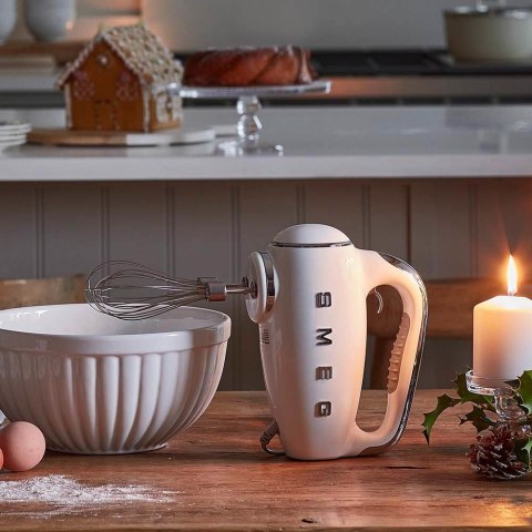 Mikser ręczny Smeg HMF01CREU w kremie w stylu retro z lat 50.