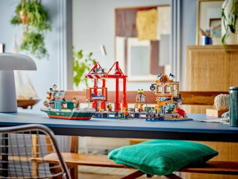 LEGO City 60422 Nadmorski port ze statkiem towarowym