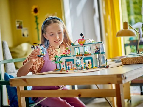 LEGO Friends 42621 Szpital w mieście Heartlake